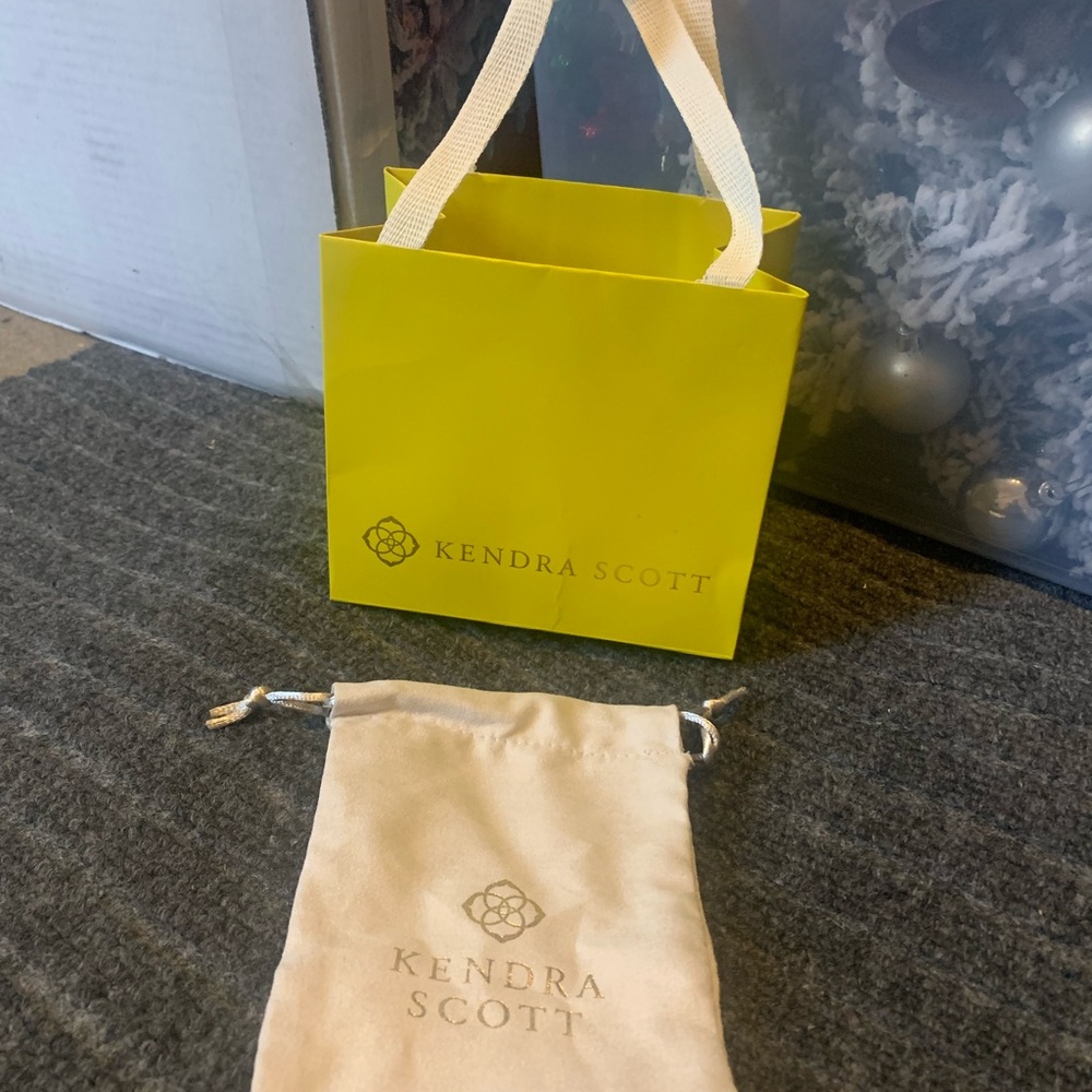 KENDRA SCOTT GIFT BAG & STORAGE DRAWSTRING BAG